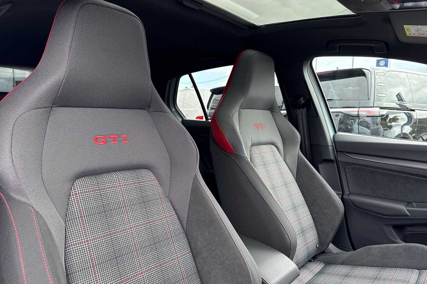 Volkswagen Golf GTI 2.0 TSI (265ps) DSG ⭐Queenstown Alloys, Black package, Sunroof, Area view⭐