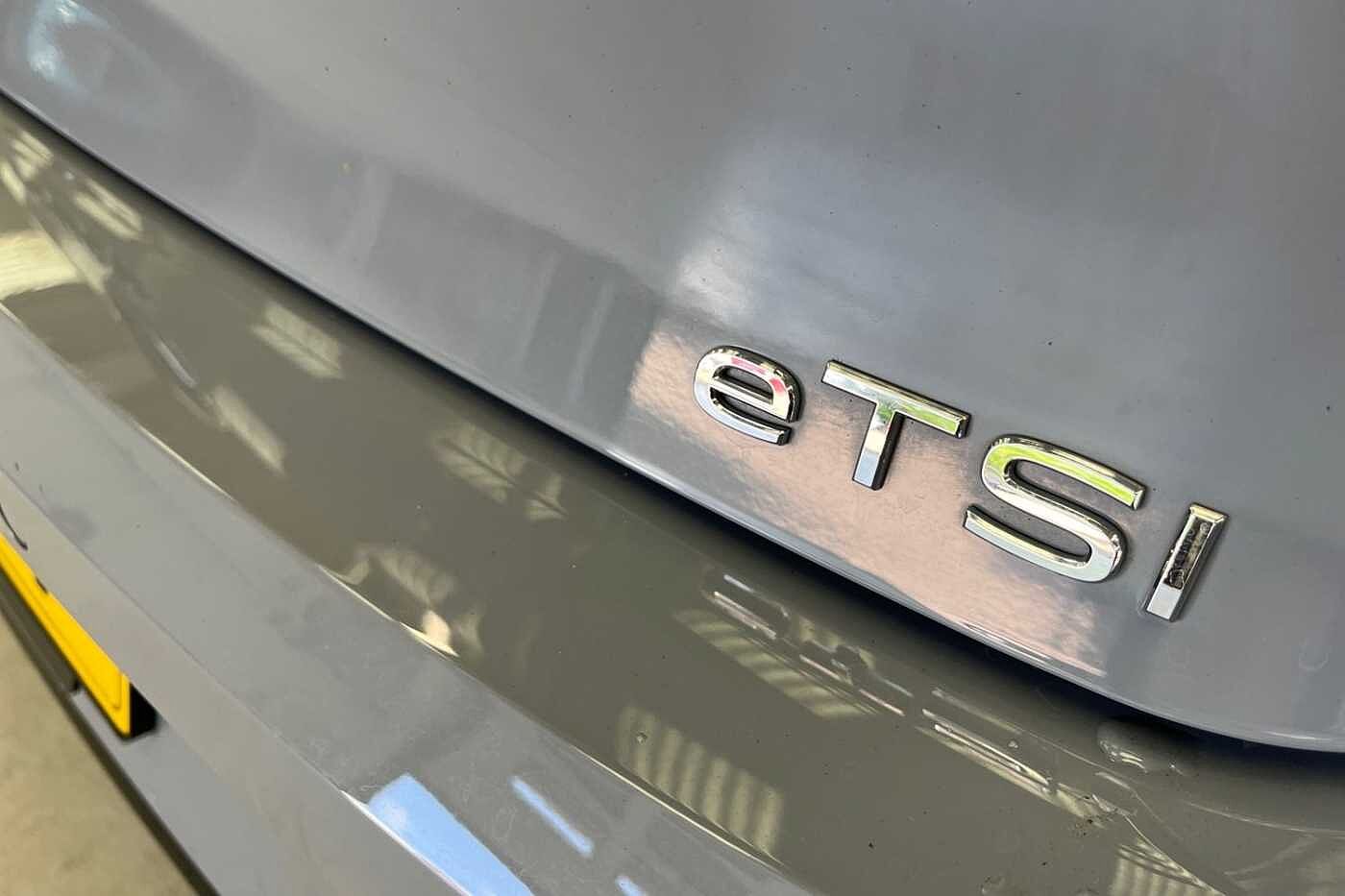 Volkswagen Golf 1.5 eTSI MHEV R-Line Hatchback 5dr Petrol Hybrid DSG Euro 6 (s/s) (150 ps) 18 Be