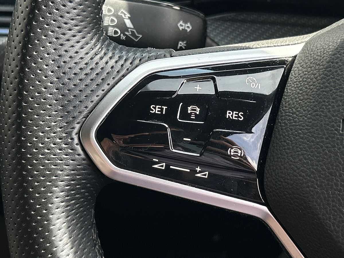 Volkswagen Golf MK8 Hatchback 5-Dr 1.5 TSI (130ps) R-Line EVO